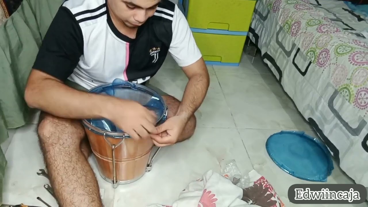 COMO COLOCAR EL PARCHE A LA CAJA VALLENATA.🎶🎶.COMO AFINAR LA CAJA.