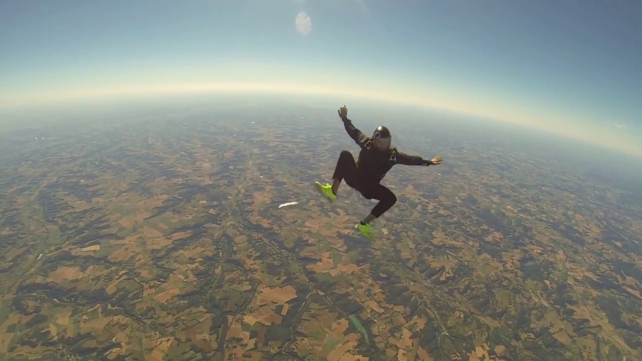 Skydive chute assis . Tête en haut . Premiers pas bi4