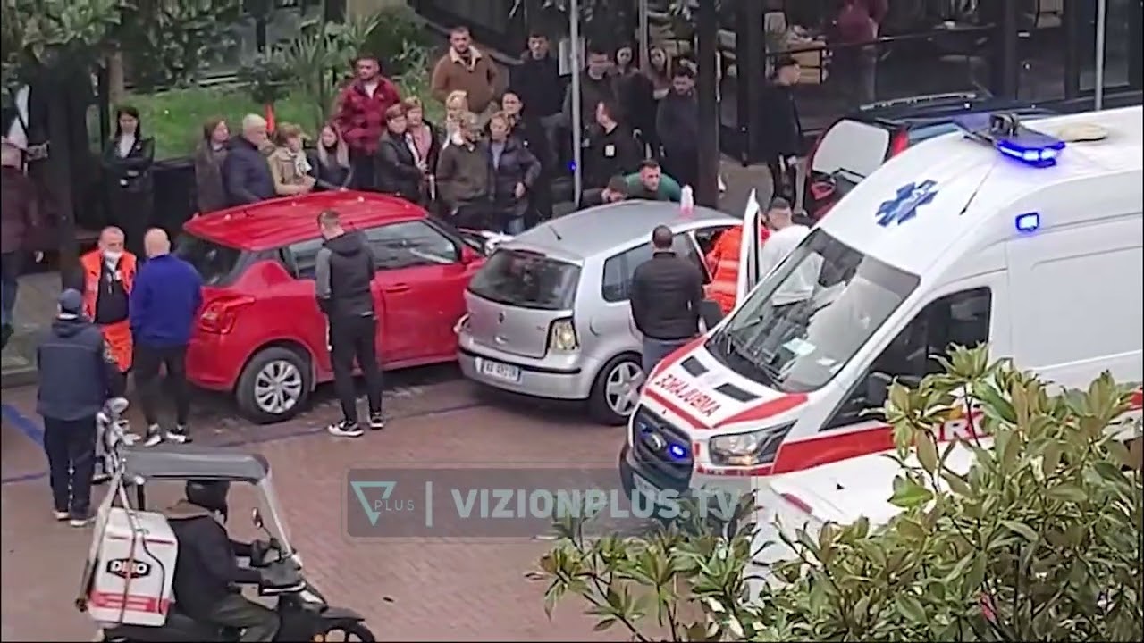 Aksident në Elbasan, përplasen dy makina, njëra prej tyre përfundon në një lokal