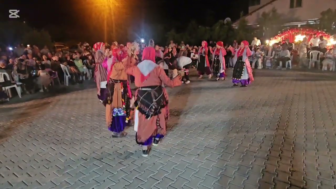 DEMİRCİ'de KINA TÖRENİNDE HOŞCALAR KÖYÜNDEN ÜÇ ETEK GİYEN KADINLAR OYNUYOR 19-07-2025 