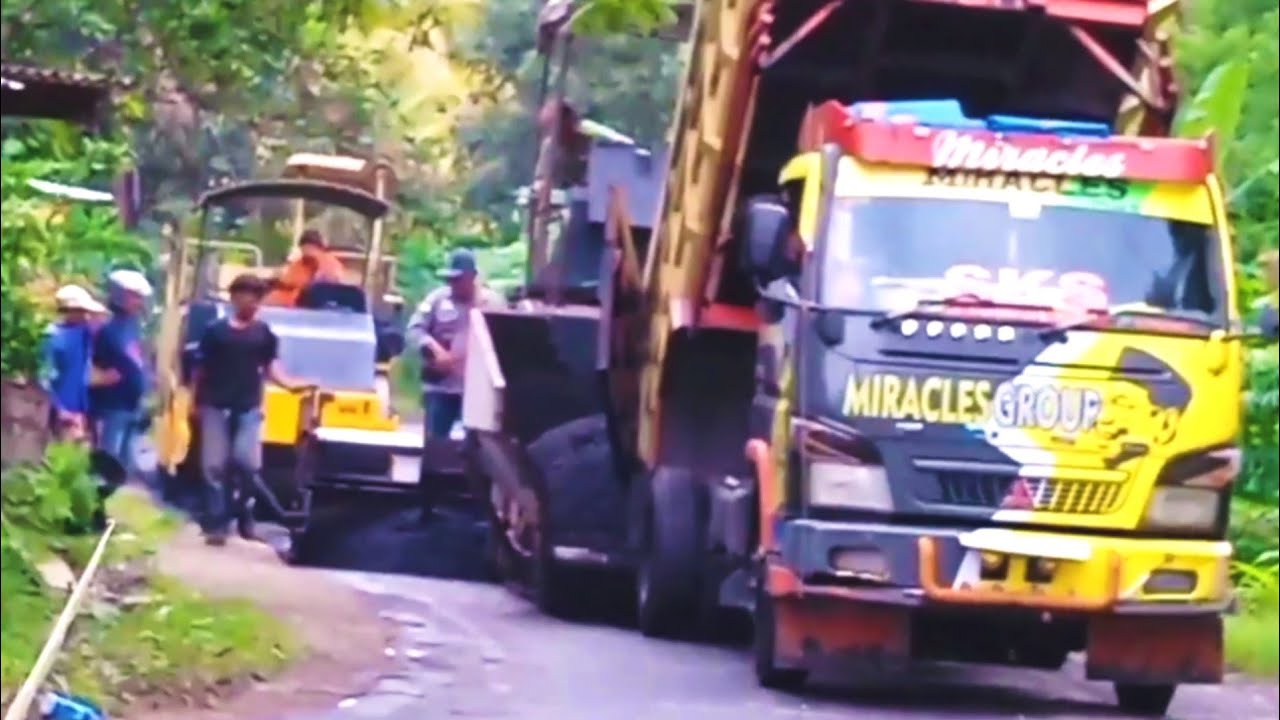 Alat berat Dan Dump Truk Proses Pengaspalan jalan Aspal Hot Mix.