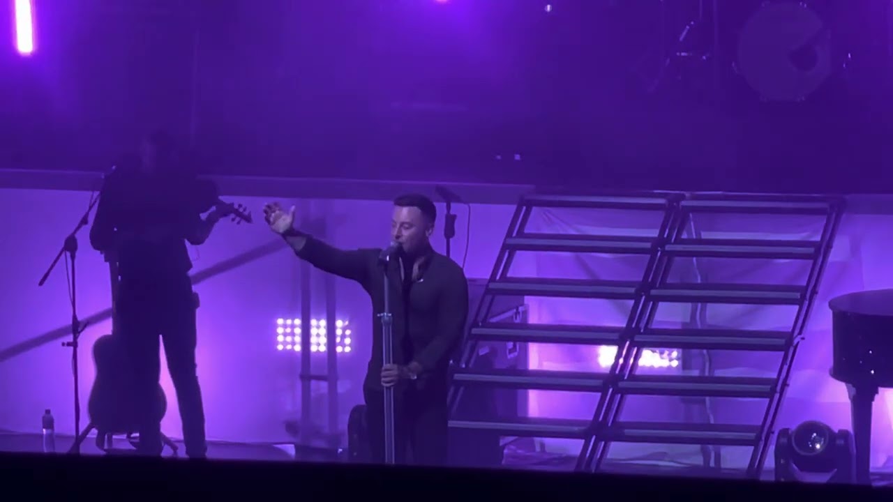 Nathan Carter - Country medley, ‘Brand New Man’ ‘Five O’Clock Somewhere’ ‘Chattahoochee’.