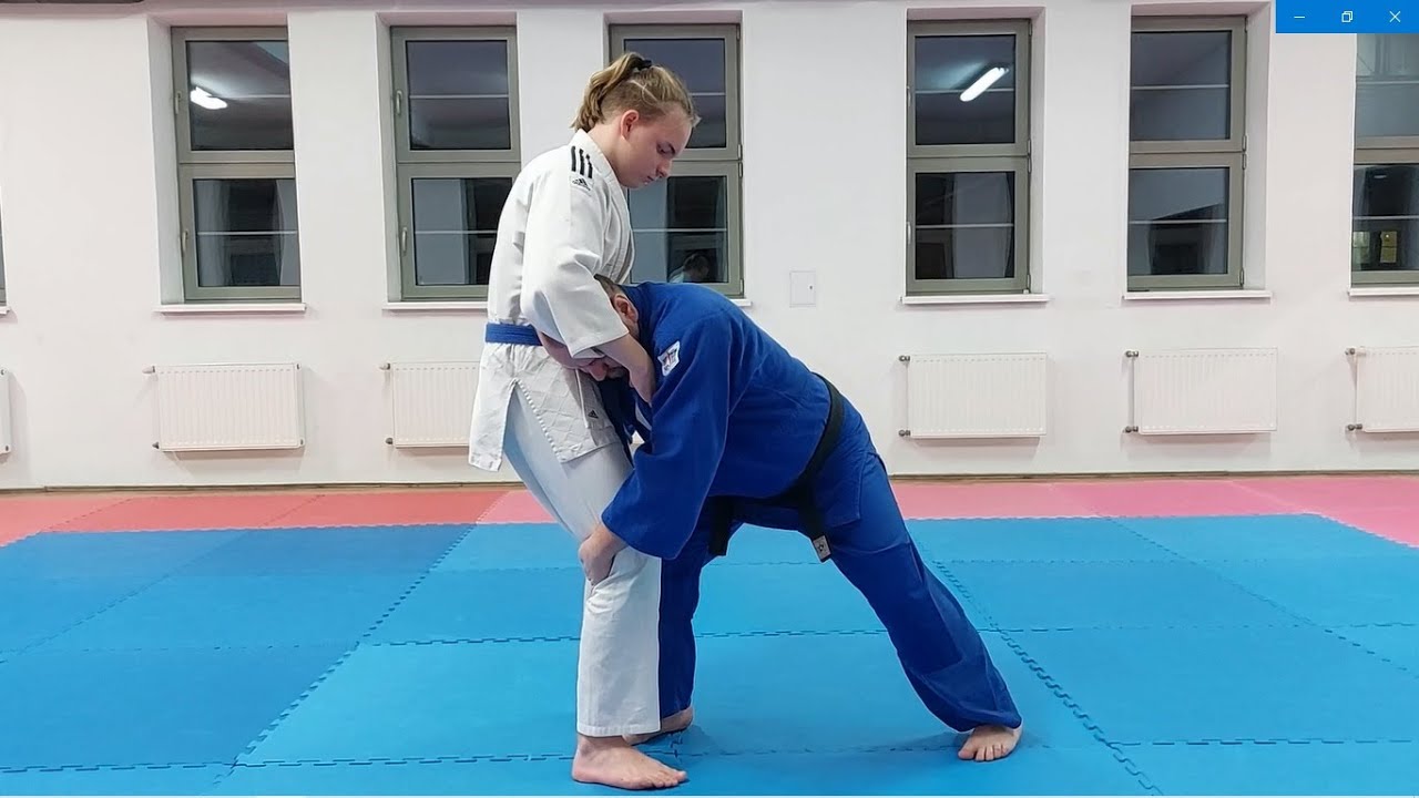 Judo - morote-gari - oburęczne zagarnięcie (Judopedia)