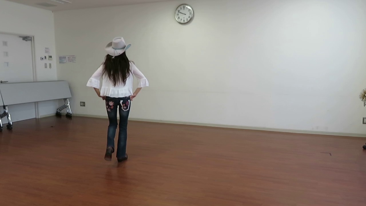 Country Line Dance .Country Roads 32Count.4Wall Line
 Dance. Dance Level - Intermediate
Choreographe