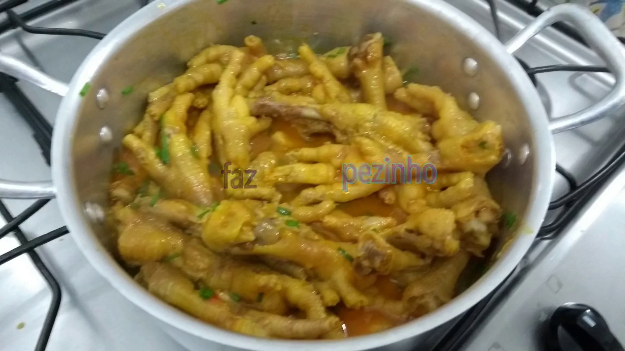 PÉ DE FRANGO AO MOLHO