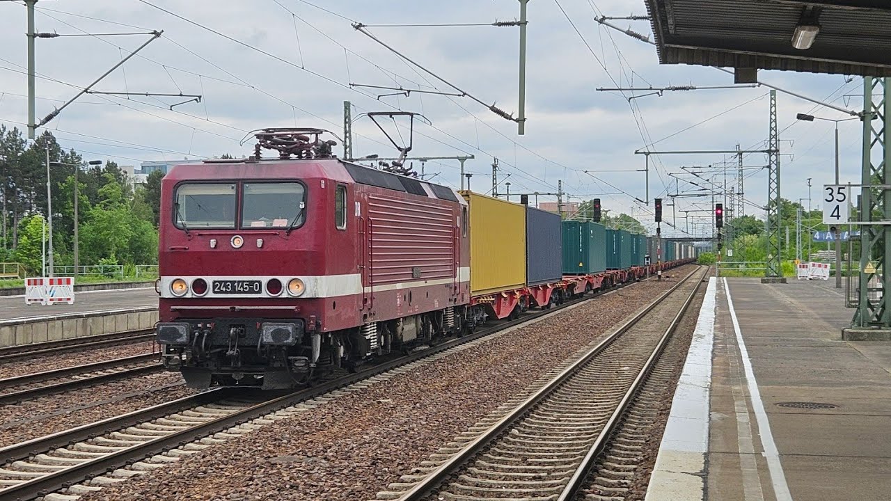 Delta Rail 243 145 met containertrein komt tot stilstand op station Berlin Schönefeld