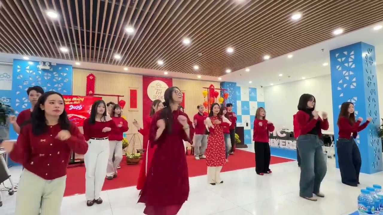 nhảy cùng sinh viên K4 ngành ngôn ngữ Trung Quốc CMCU