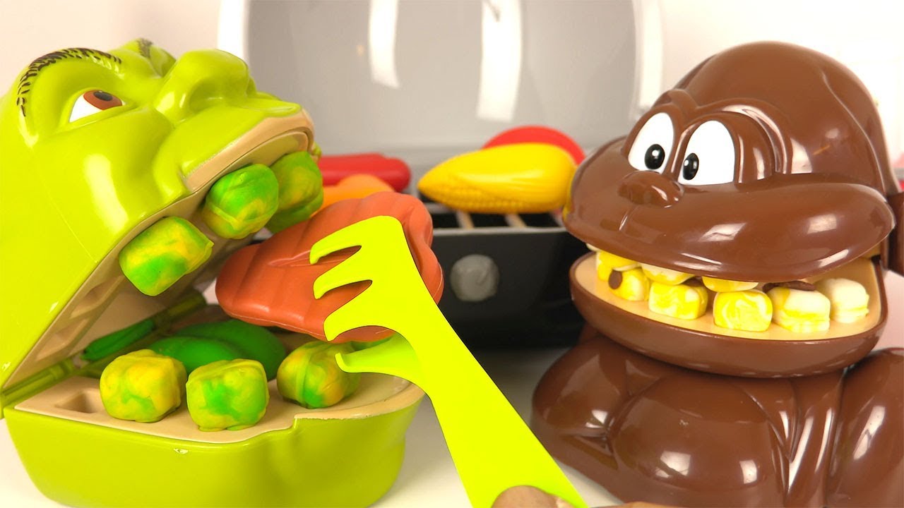 Shrek et le Singe Mangent du Barbecue, Steak, Tomates, Poulet