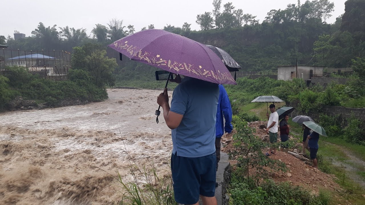 पोखरामा अबिरल वर्षा, खोला उर्लेर आयो,पोखरा अन्तर्राष्ट्रिय विमानस्थल हुँदै बग्ने पानीको झरना हेर्नुस