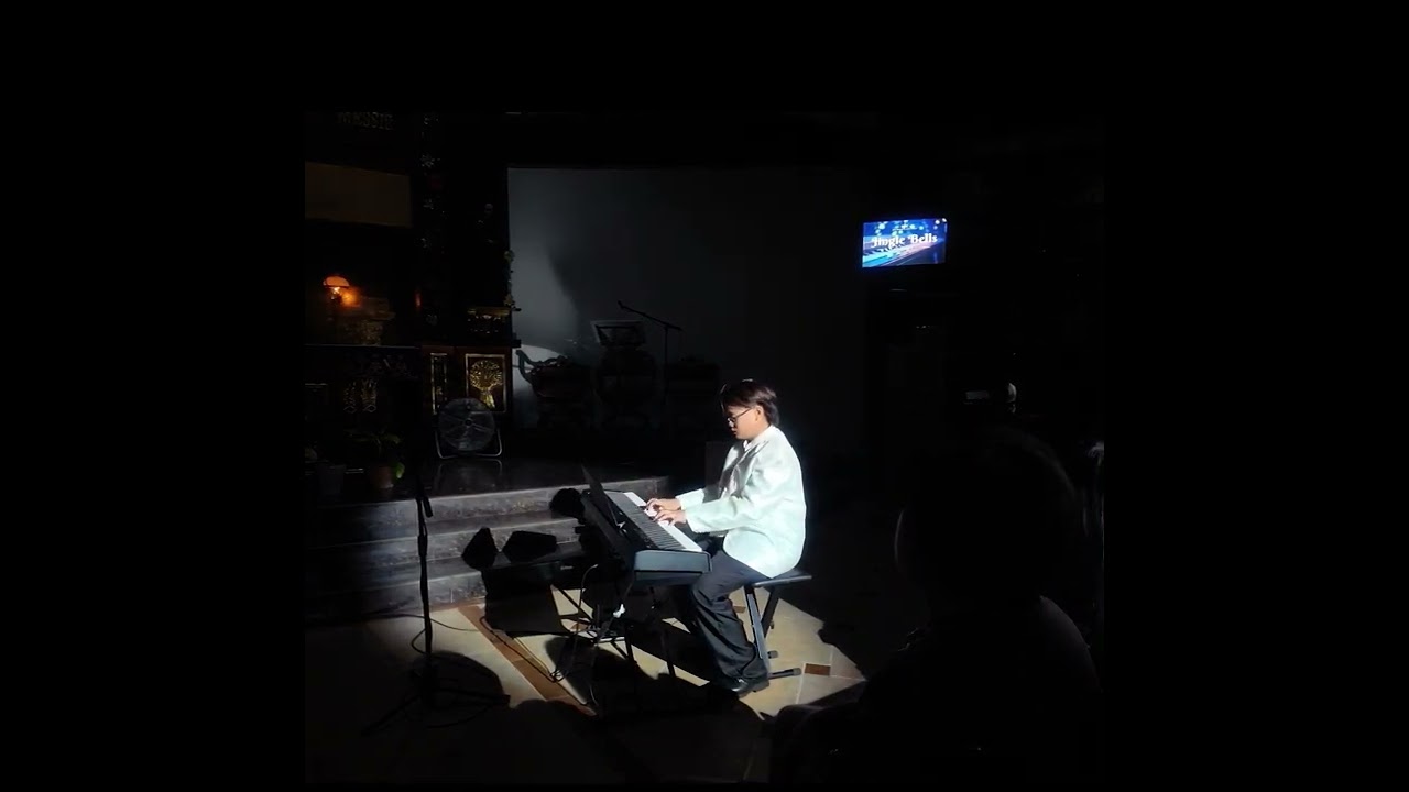 Jingle Bells - Mike Camonias, piano