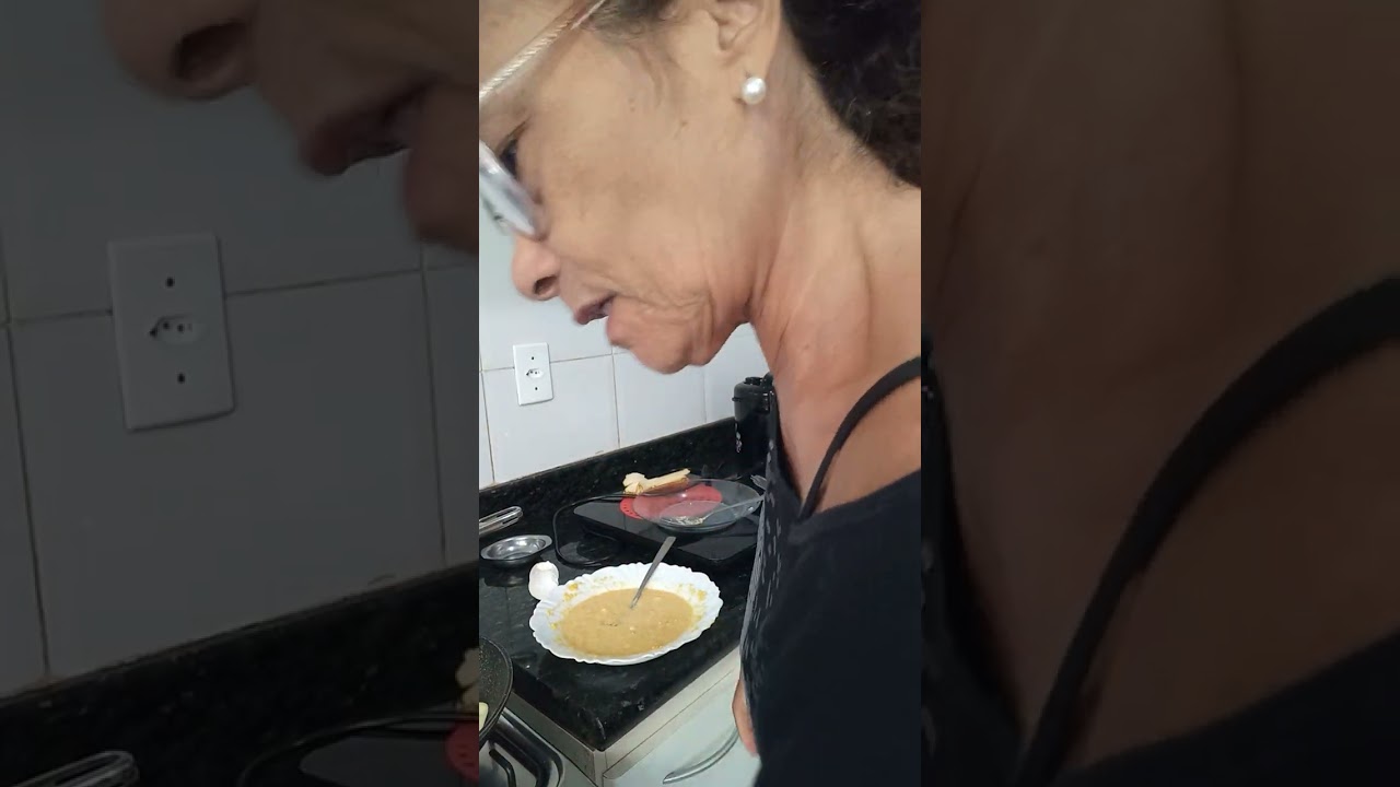 @torta de flocâo  com banana e ovos.ideal para o café da manhã  é tarde. 