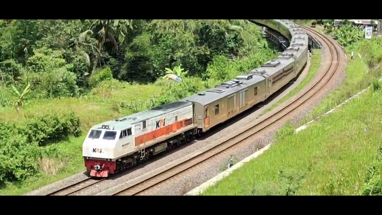 Serunya hunting kereta api di jalur melengkung diatas bukit