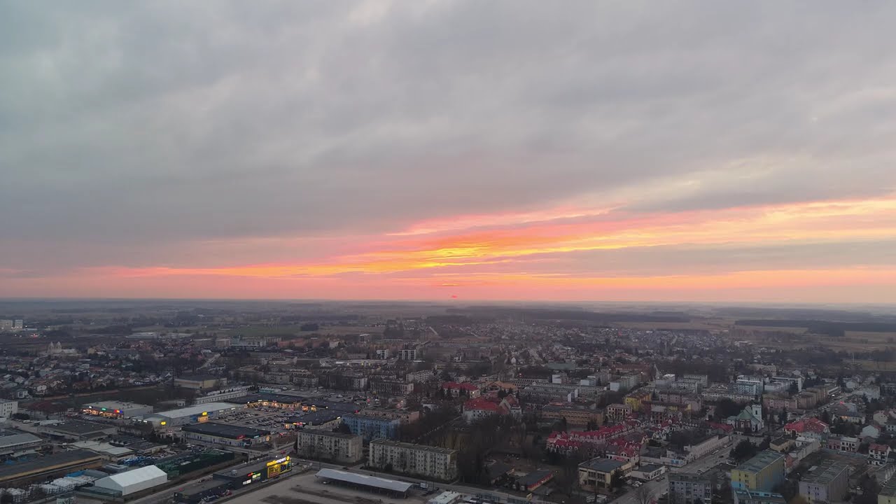 Barwny zachód słońca i budowa żłobka w Łowiczu. 12.03.2026.