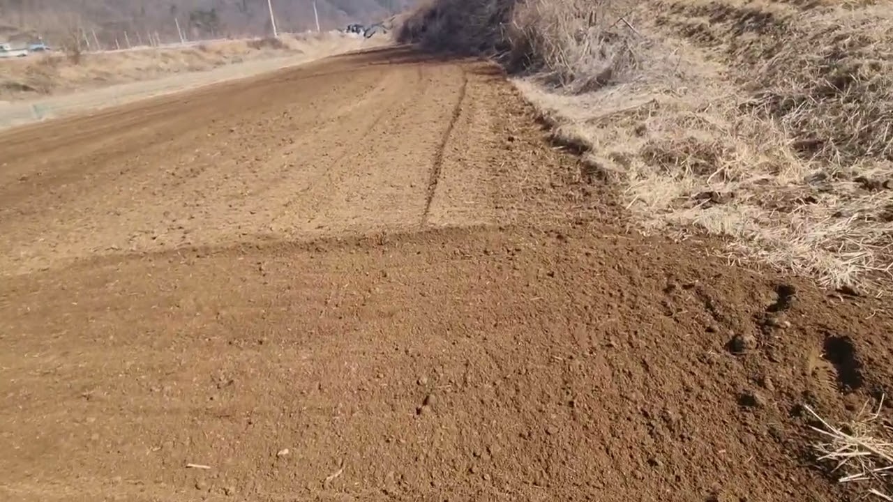 트렉터로 1차 로타리 작업을 합니다. 