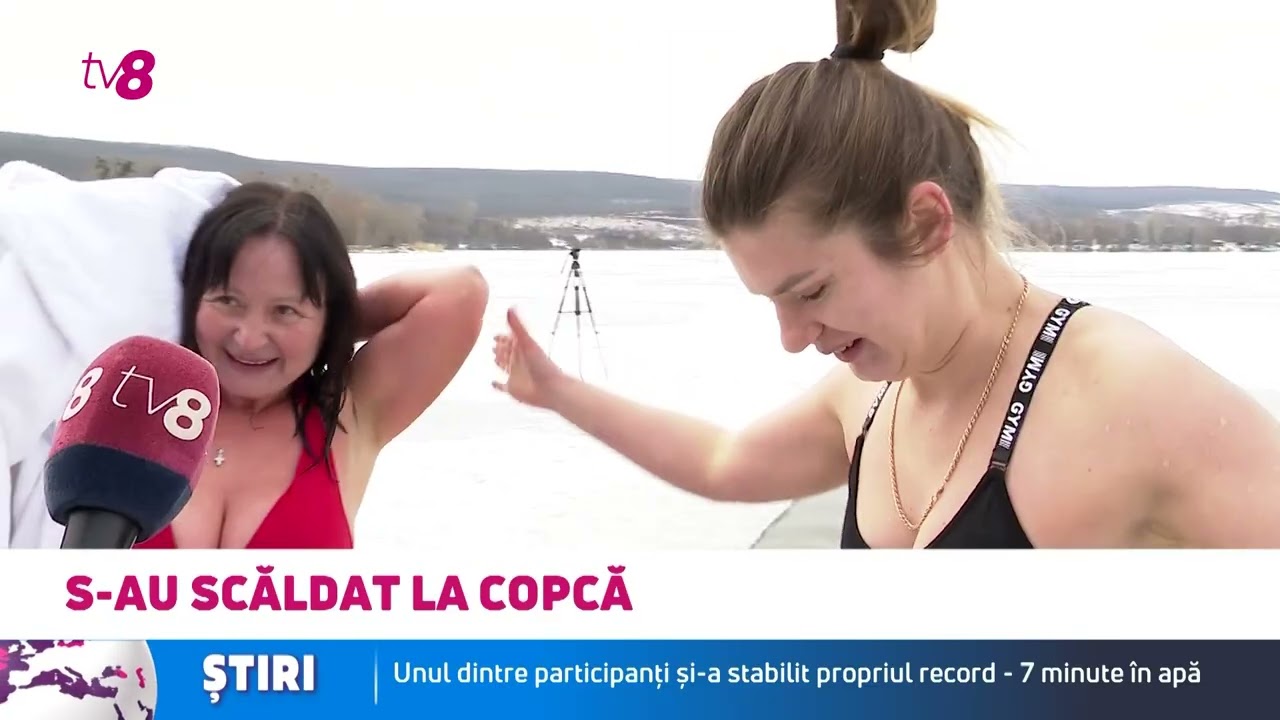 Flori în lacul înghețat și adrenalină: Scene inedite în timpul scăldatului la copcă