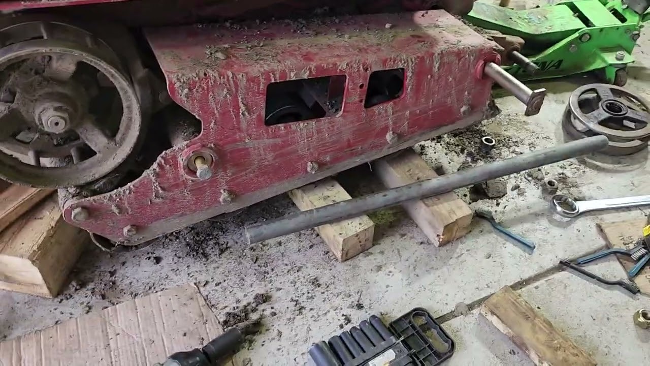 Dingo TX1000: снятие внутренних передних натяжных колёс