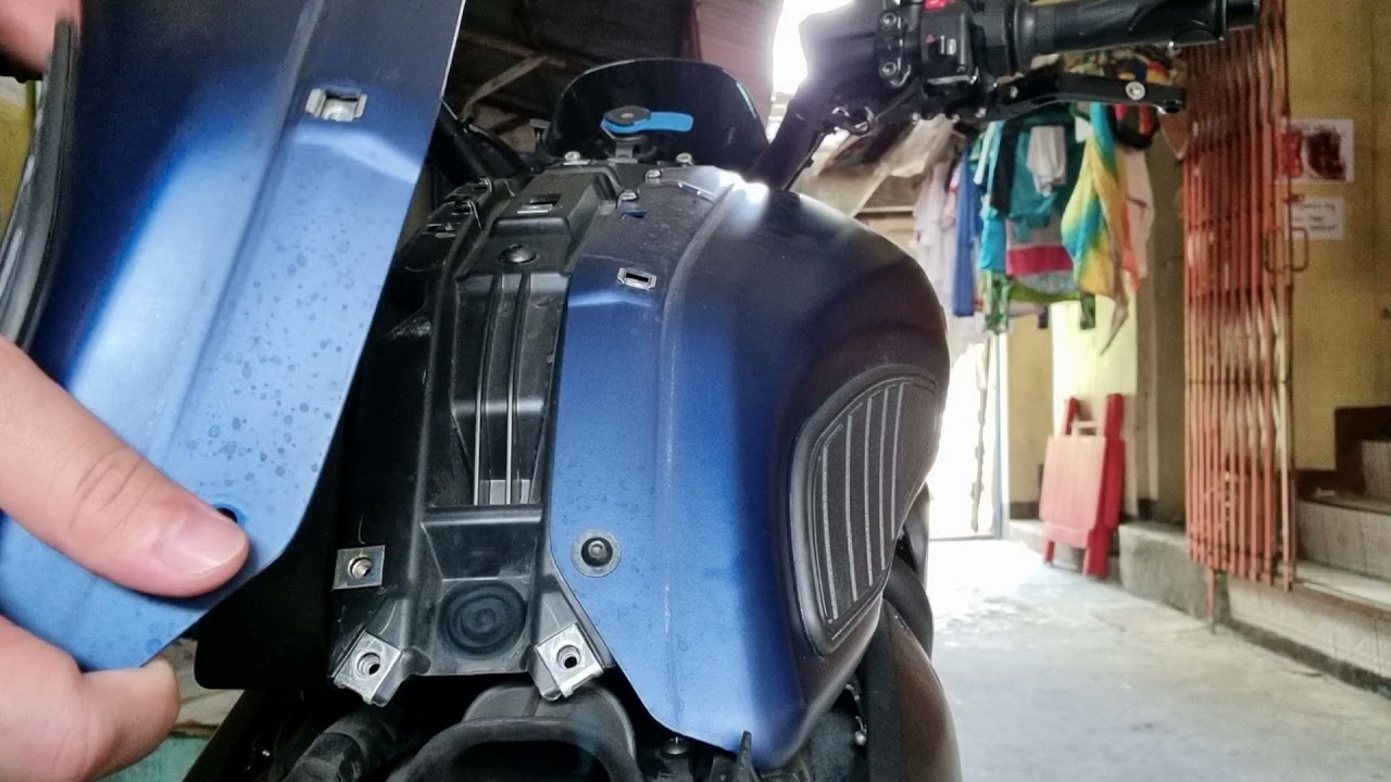 XSR 700 plug and play USB charger installation.
