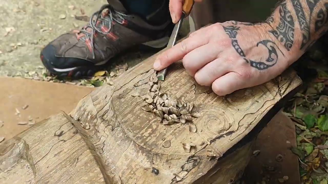 Quelques minutes de sculpture sur bois Tiki en bois de noyer