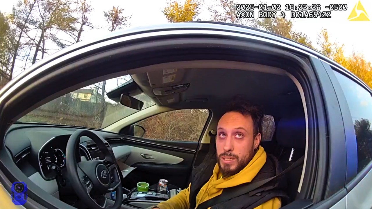 Наглый водитель отказывается выйти из машины, начинается хаос.