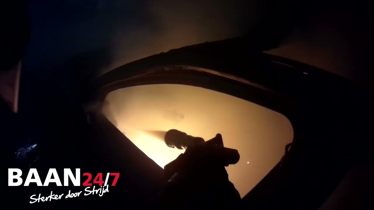 Brandweer Rotterdam - Prio 1 - Autobrand in een parkeergarage