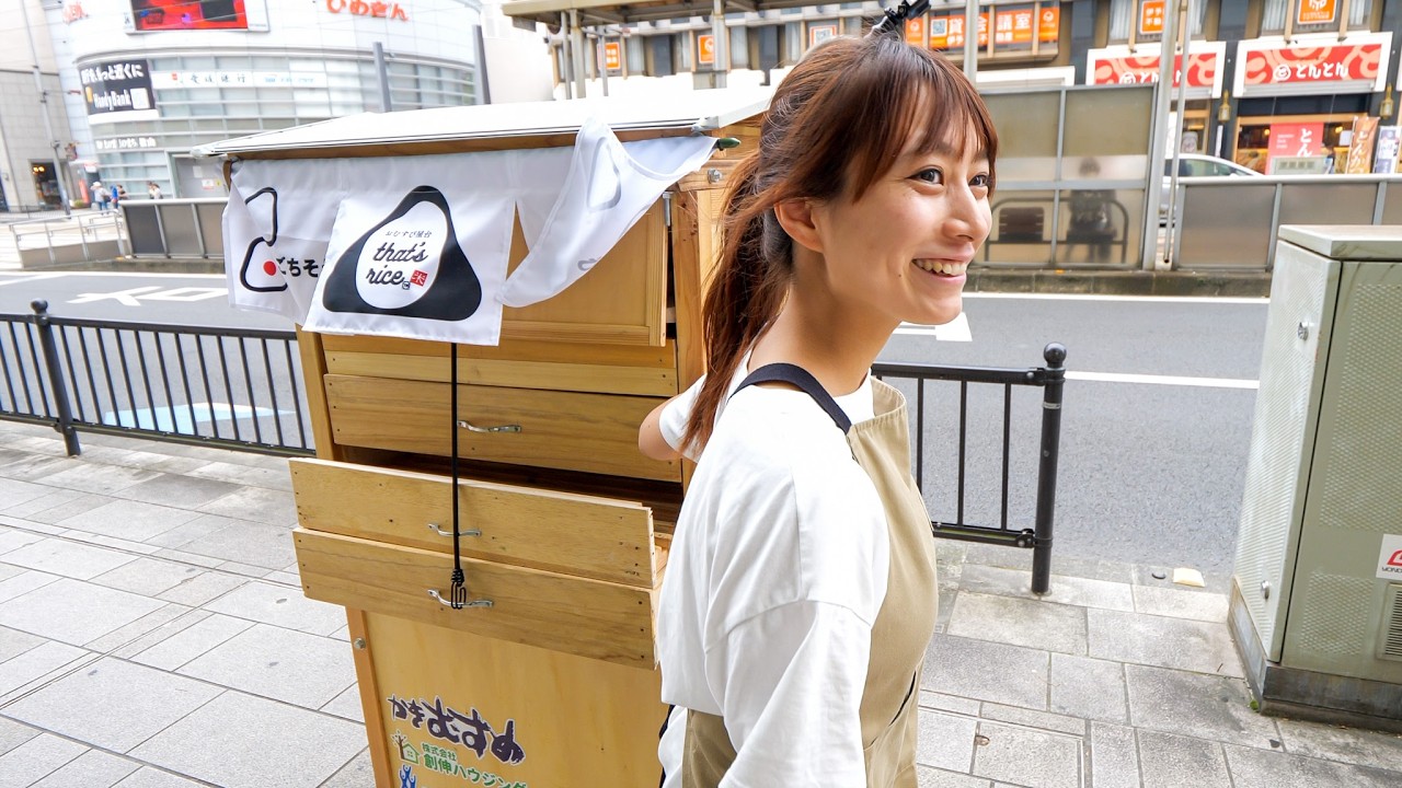 ２７歳おにぎり美人が海を渡り愛媛出張販売→推し活アニキ達で大行列ができるおむすび屋台に密着