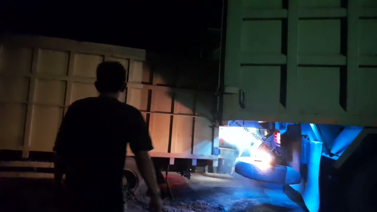 ngeriii!! Colddiesel di dorong dua Hino 500 ngak Bisa Naik....