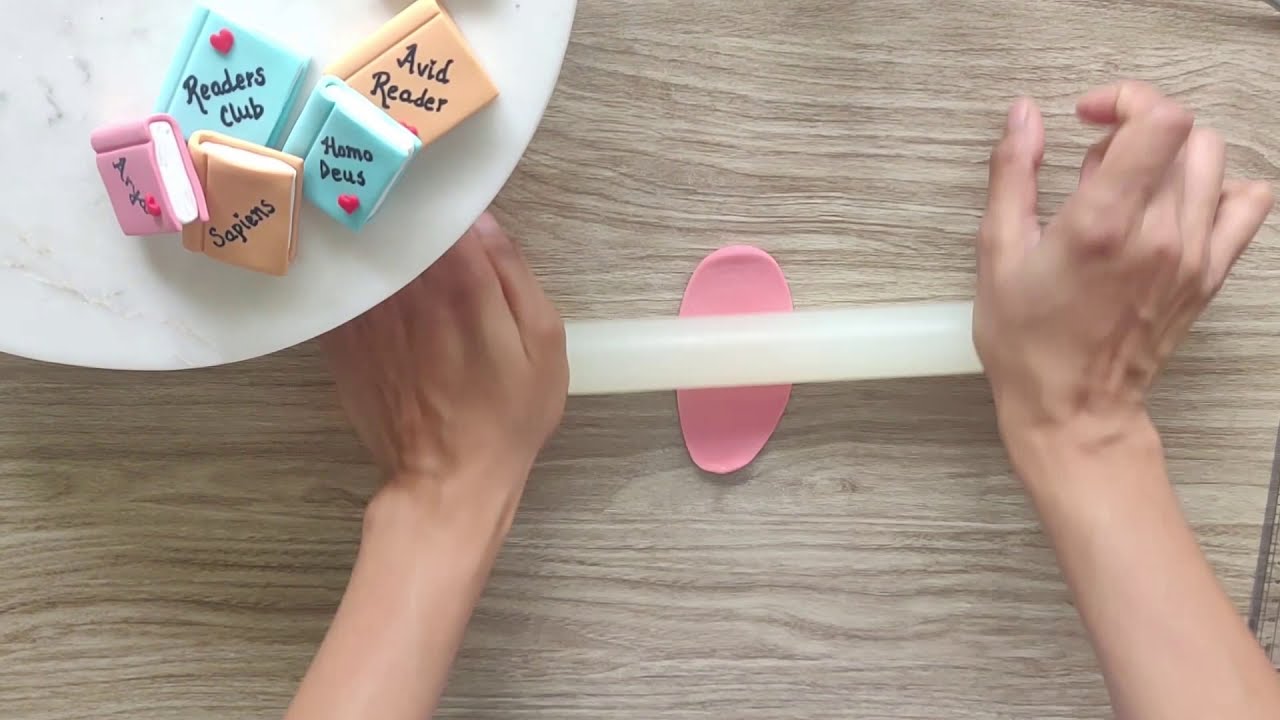 How to make mini fondant book cupcake toppers | Bombay Bakerina