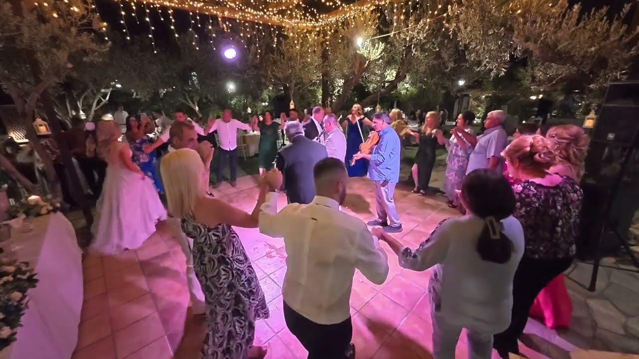 Ηπειρώτικος γάμος η Νύφη σέρνει πρώτη το χορό!