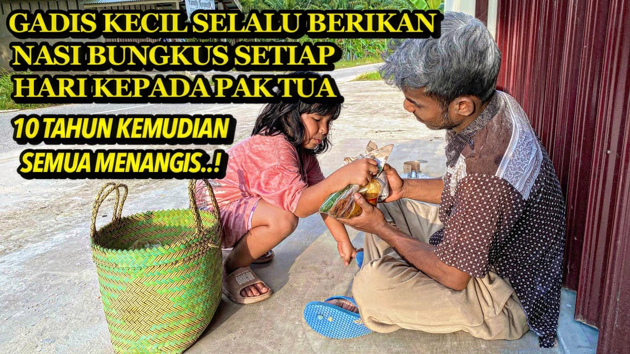 GADIS KECIL CANTIK INI IKHLAS BERIKAN NASI BUNGKUS JUALANNYA SETIAP HARI KEPADA BAPAK TUA. Sedih.!