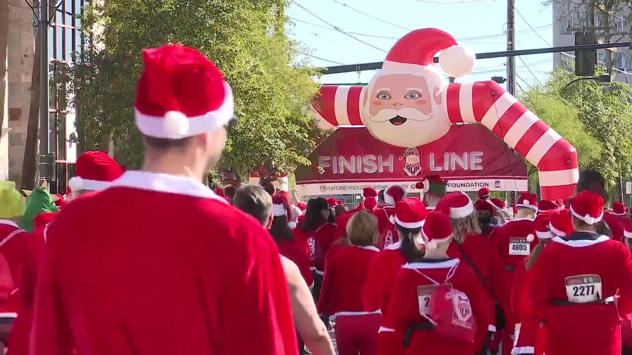 Thousands of Santas race through Downtown in Las Vegas Great Santa Run