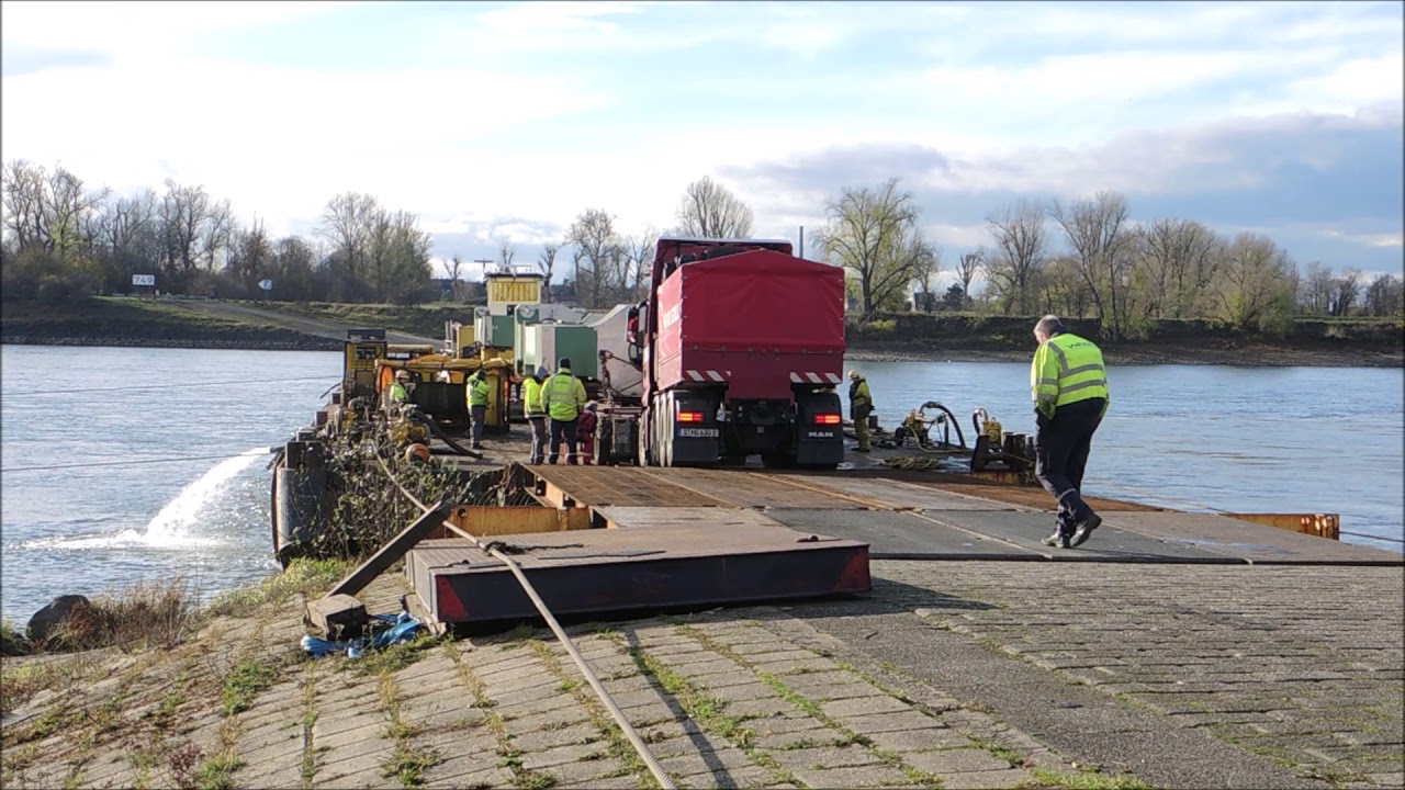 Ponton auf dem Rhein wird über Natorampe beladen