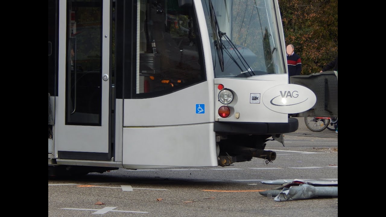 VAG Freiburg - PKW kollidierte mit Straßenbahn