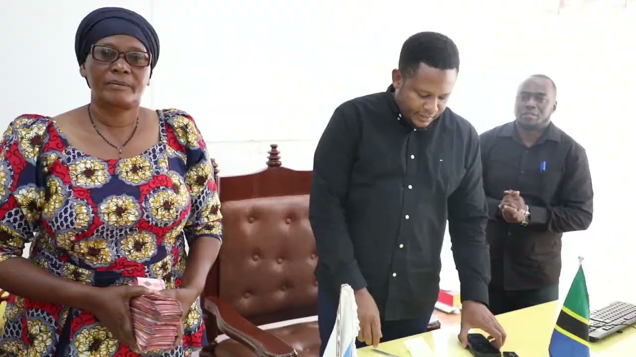MADIWANI JIJI LA DODOMA WAMKABIDHI MILIONI SABA DIWANI ALIYECHOMEWA NYUMBA NA GARI YAKE