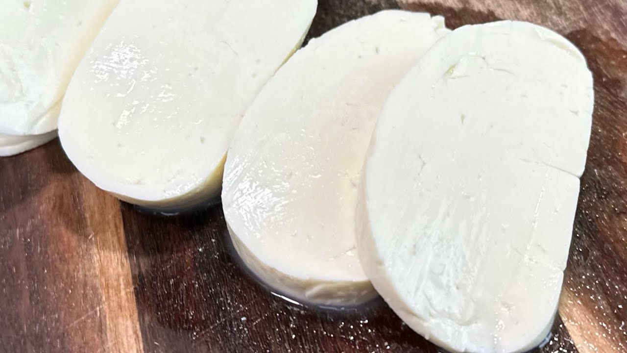 Il faut le voir pour le croire! Faire de la MOZZARELLA MAISON est réellement un jeu d’enfant 🧀