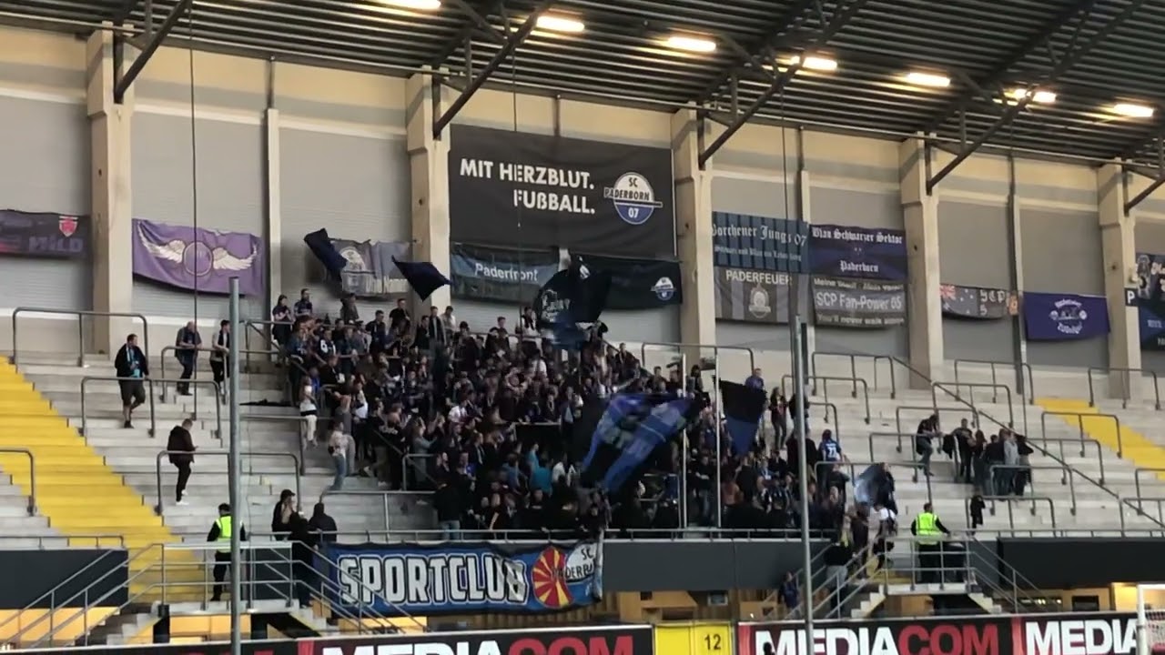 Supporters Paderborn 45 Minuten nach Abpfiff (06.05.2022)