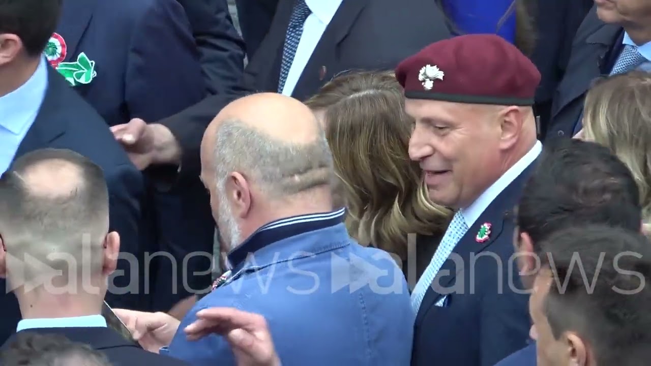 2 Giugno, Giorgia Meloni arriva ai Fori Imperiali accolta da selfie e applausi