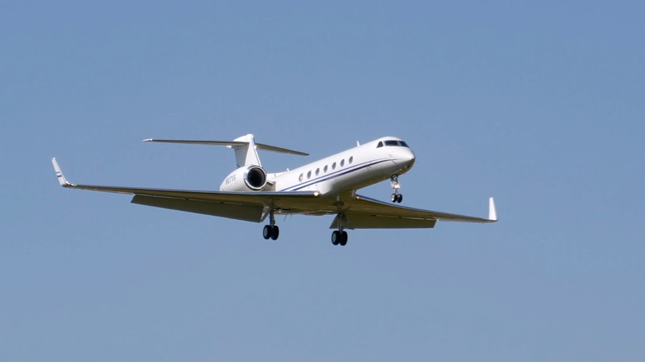 TORONTO AIRPORT PLANESPOTTING | Private Jet Action on Runway 06R