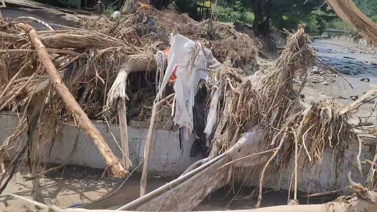 가평군 상면 율길리 산96번지 일원과 45번 지일원에 많은 집중폭우가 내려 도로가의 제 방유실 도로유실 산사태로 인한 주택가에 많 은토사유입 등으로 많은 피해를 입었다 