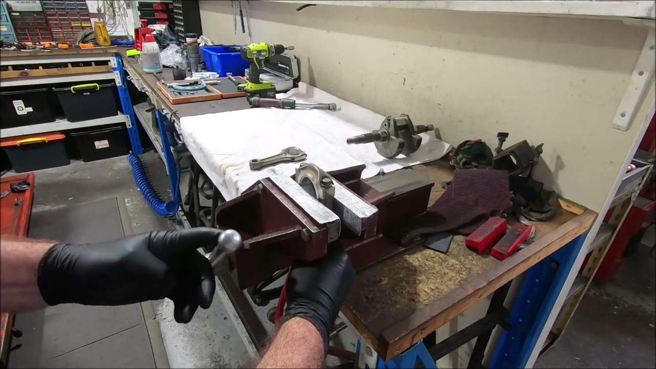 Measuring big end bearing clearance and fitting the connecting rods to the crank on my Ducati 659