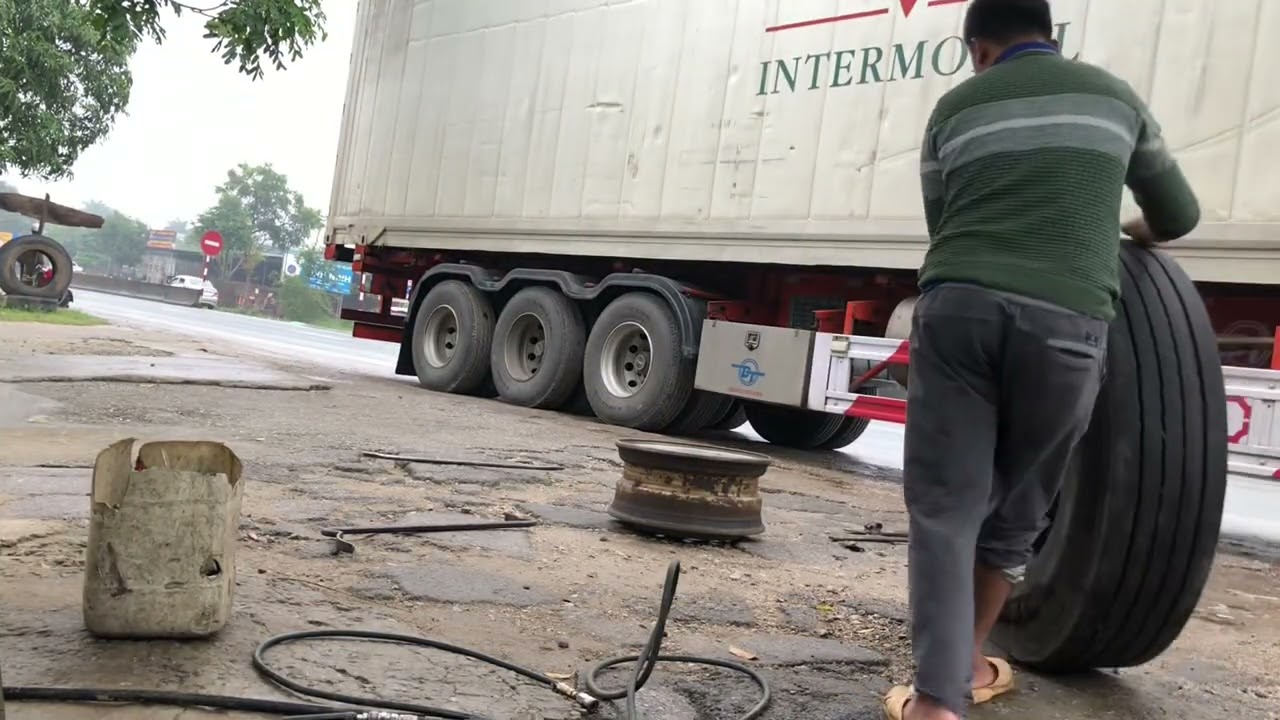 Hướng dẫn cách vá lốp ô tô bị thủng Lỗ lớn Vá lốp xe đầu kéo có thực sự dễ kiếm tiền hay không.￼