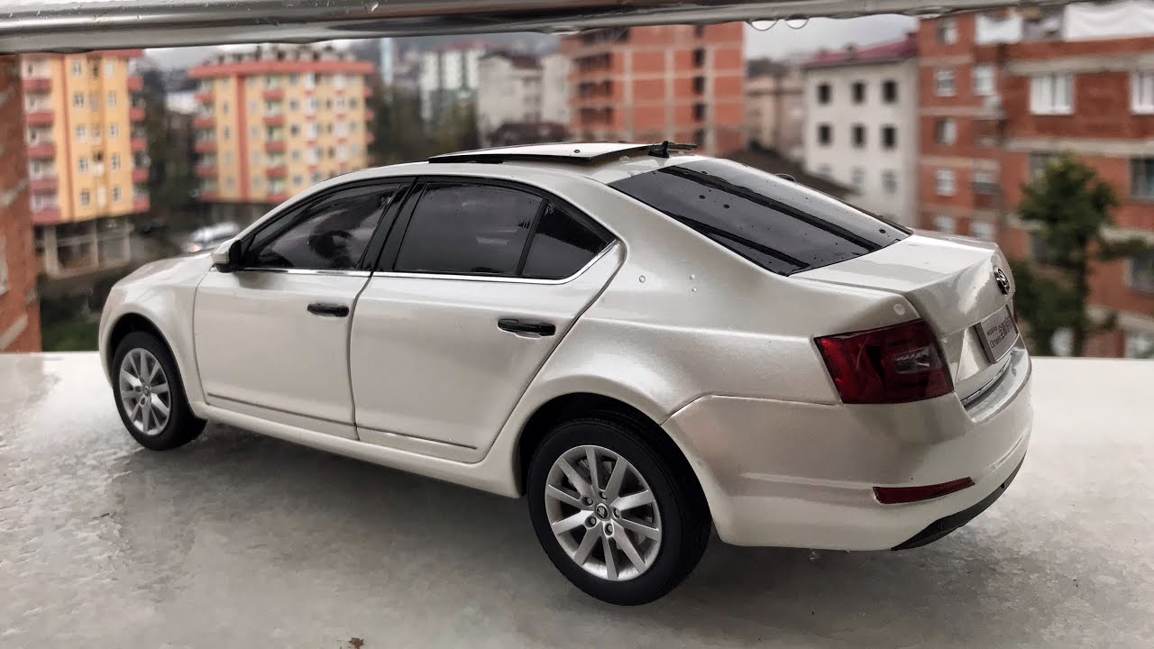 Skoda Octavia Gmg Folyosuyla Sedefli Beyaz Kaplama / 1:18 Paudi Diecast Model