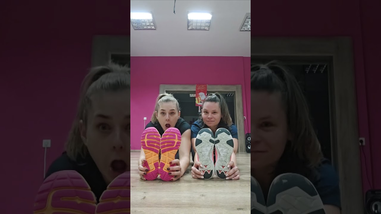 Stretching fitness siostry dla śmiechu Rozciaganie Z przymruzeniem oka sisters for fun klub fitness