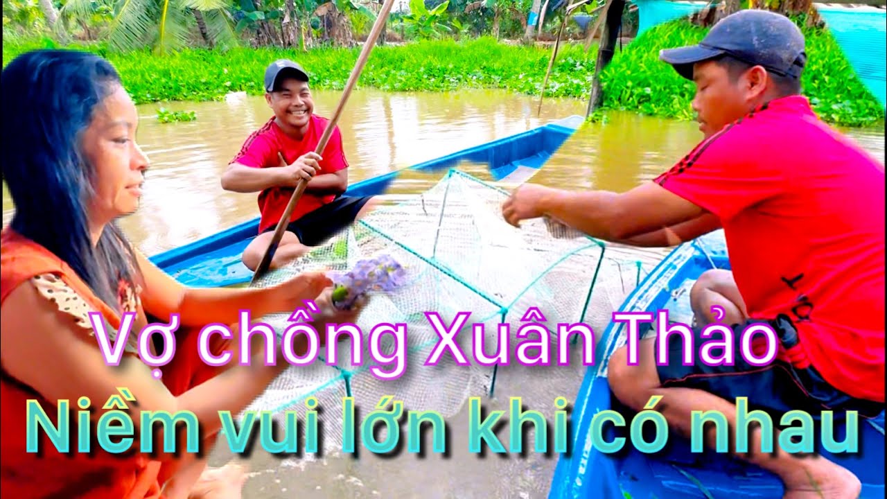 Vợ chồng Xuân Thảo quấn quýt bên nhau ,chia sẻ công việc trao cho nhau đầy tình cảm phu thê.