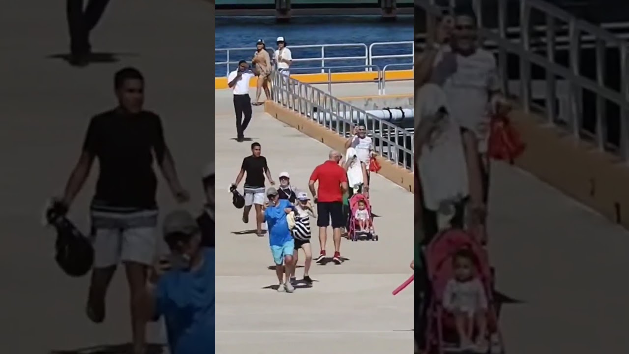 FUNNEST Cruise Pier Runner Race EVER!😂