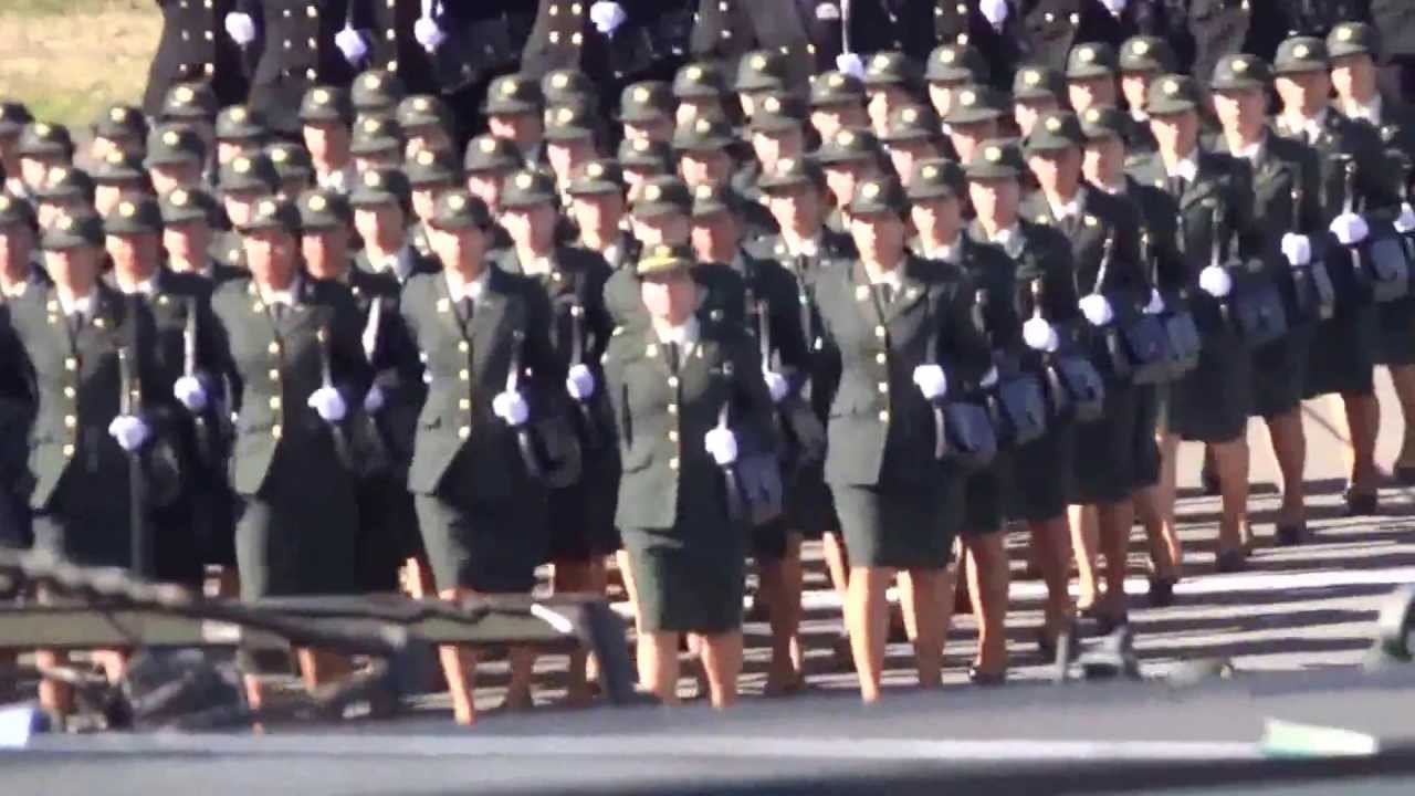２０１３　観閲式　女性自衛官大行進も