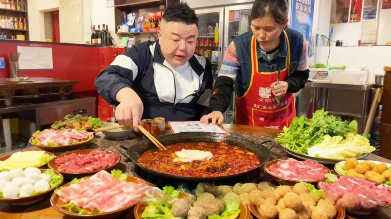 藏在居民楼里的老火锅，咸菜真的太下饭了 ，两个人吃掉30盘菜【五小区彭于晏】