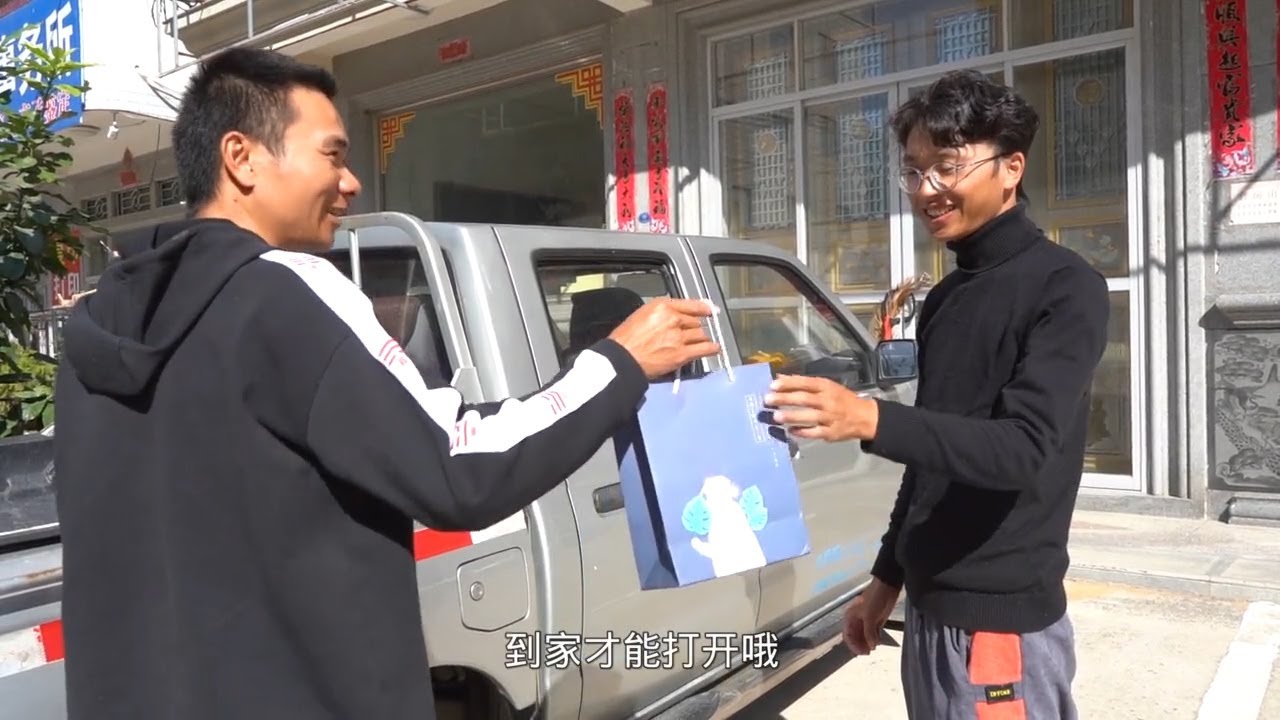 阿烽出海抓回几十斤货，送给摄影师当年终奖，还用礼盒包了5000元