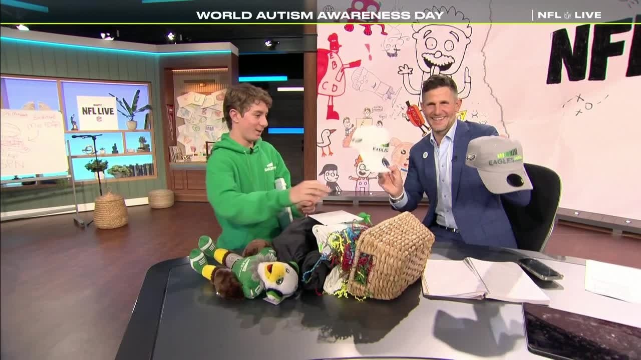 Девонта Смит дарит Мэддену Орловски фирменный подарочный набор Eagles в День осведомленности об а...