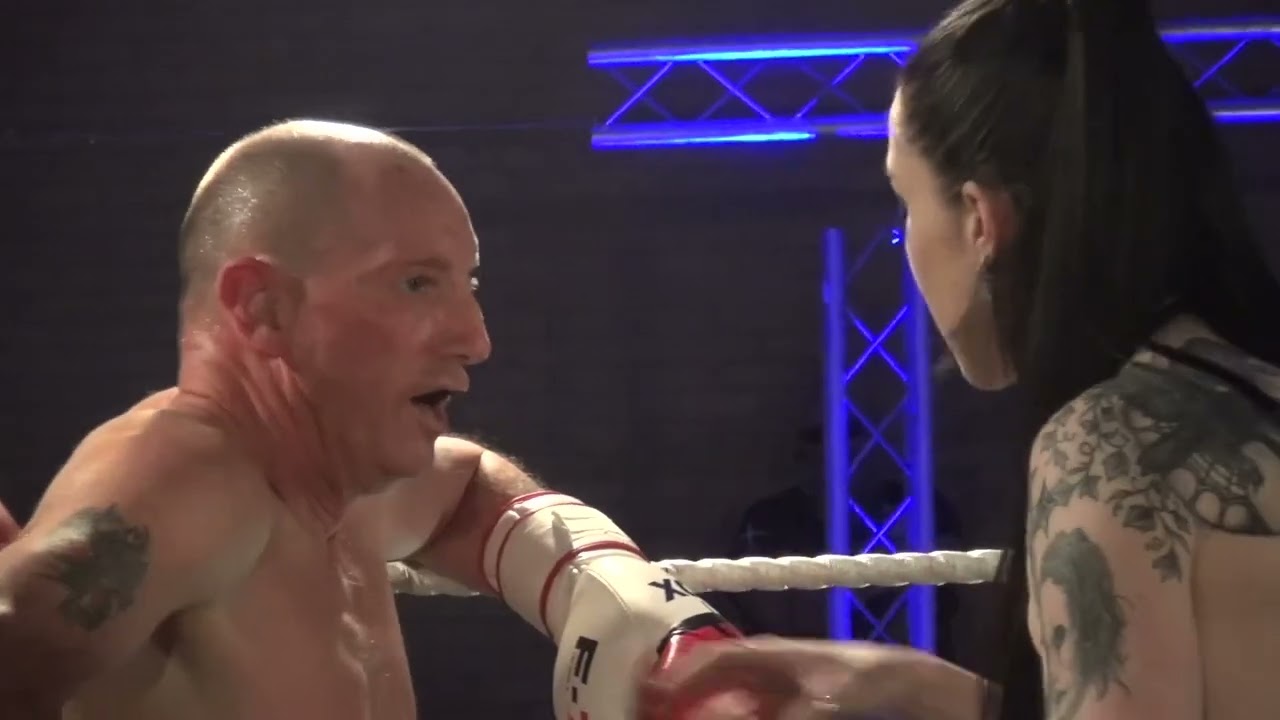 Бой 1 на арене Valhalla Combat: Энди Шарп против Тома Грегори.