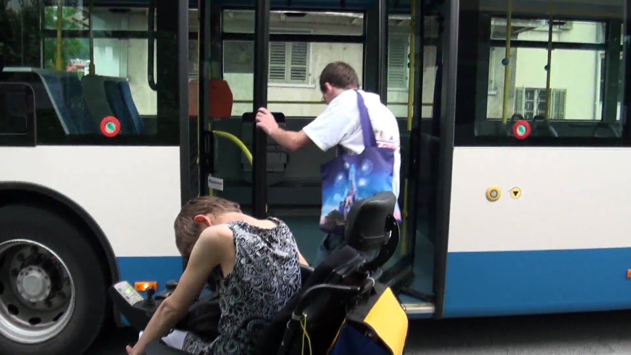 Operating the Wheelchair Ramp on a Mercedes Citaro Bus (HD)